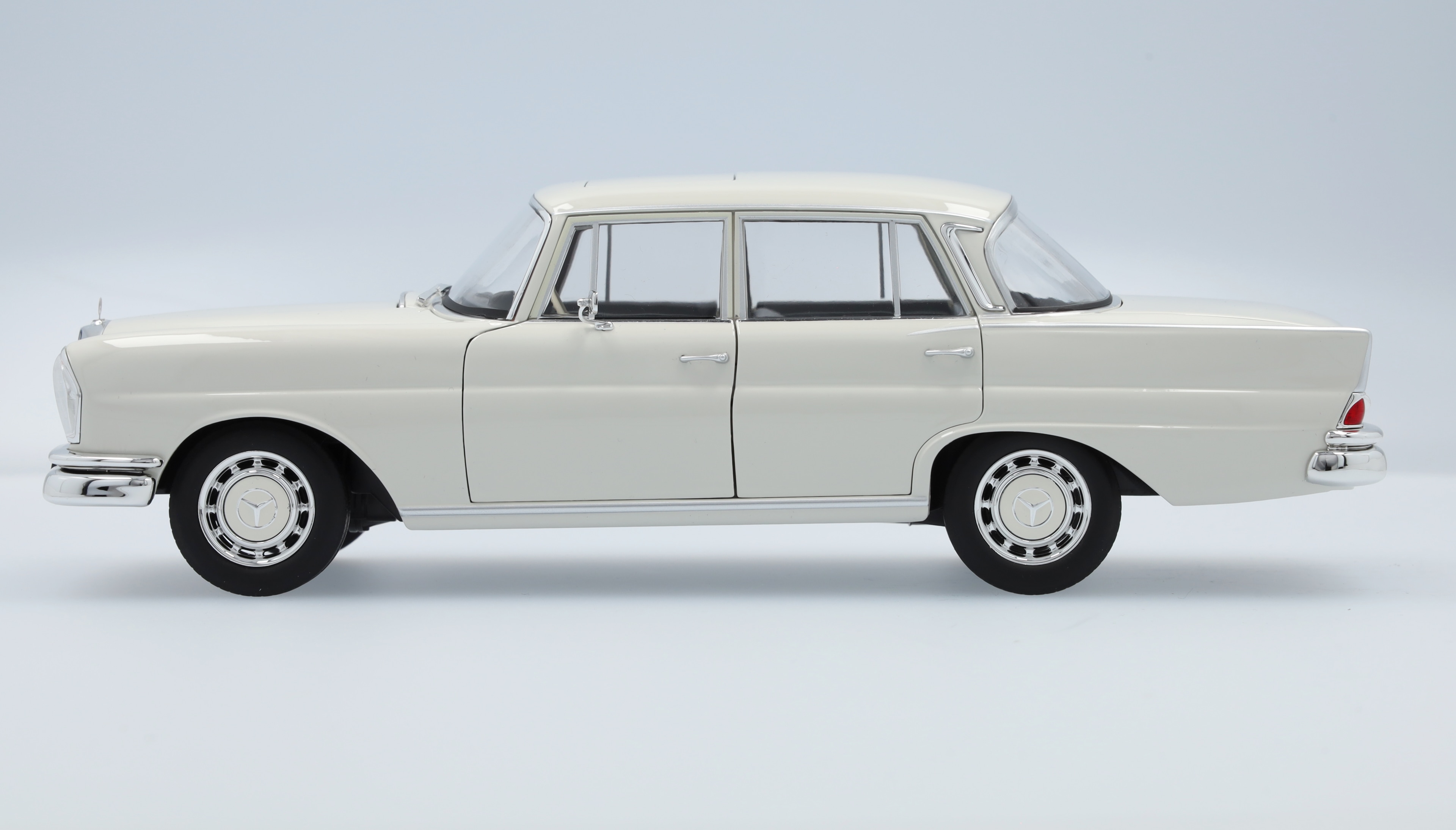 220 S W 111 (1959-1965) - weißgrau, Norev, 1:18