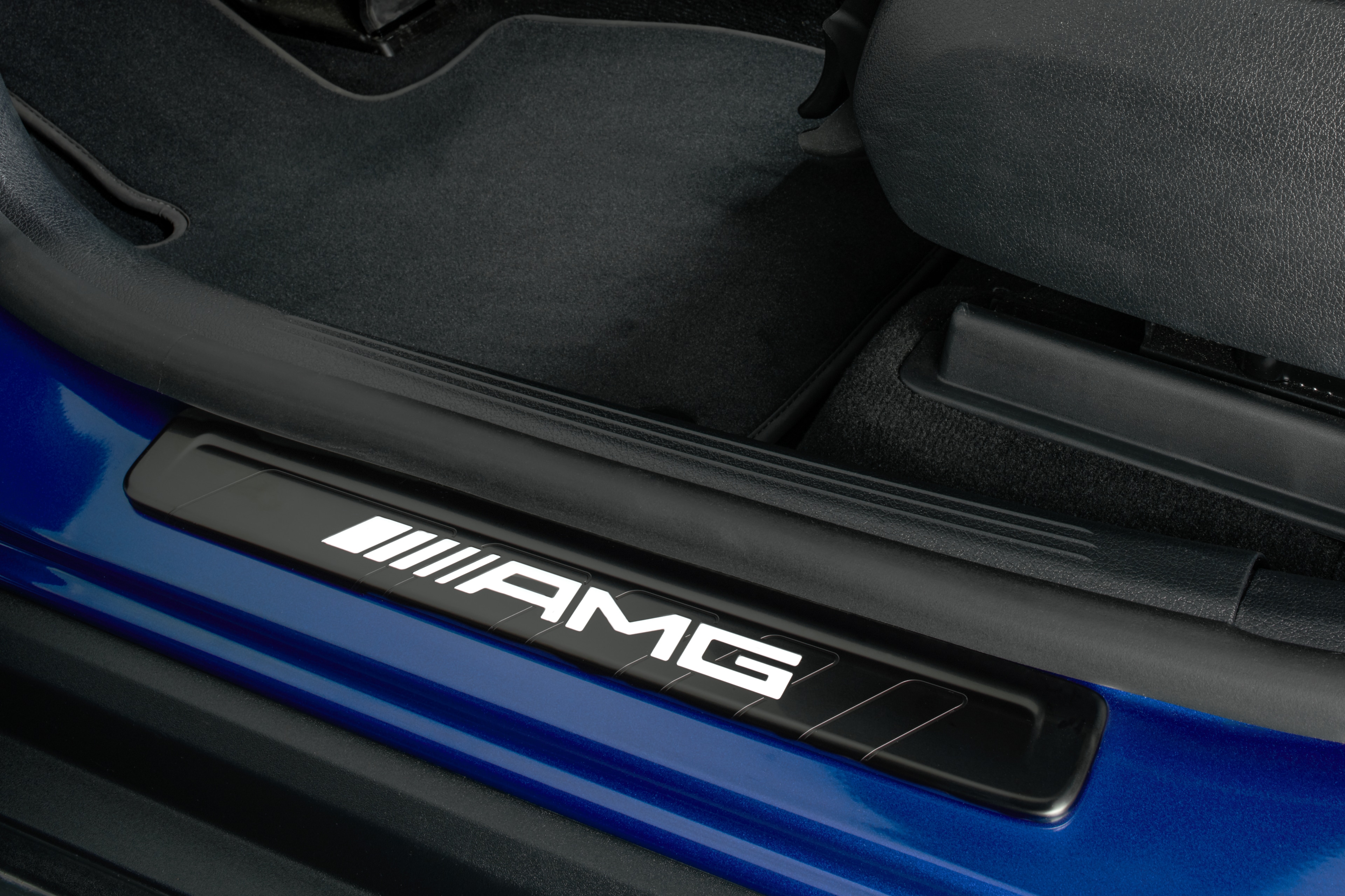 Wymienna nakładka na podświetlaną listwę progową, AMG, z przodu, 2-elementowy - stal nierdzewna, czerń / biały