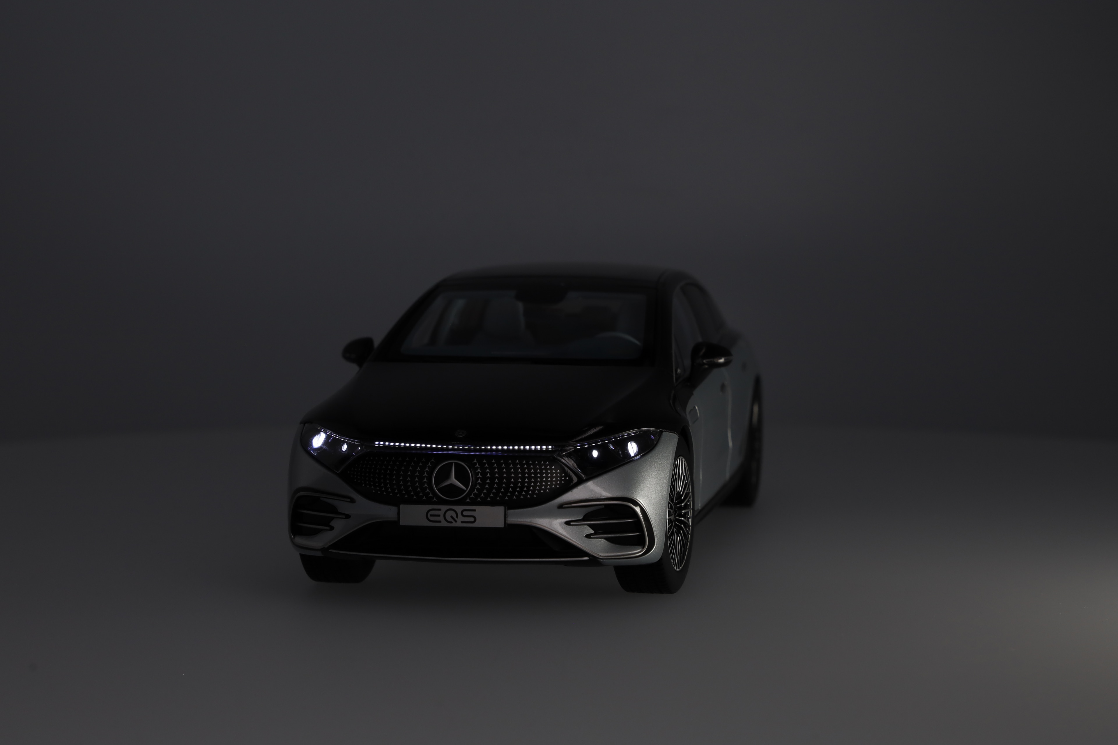 EQS, Limousine, AMG Line, V297, mit Beleuchtung - obsidianschwarz / hightechsilber, NZG, 1:18