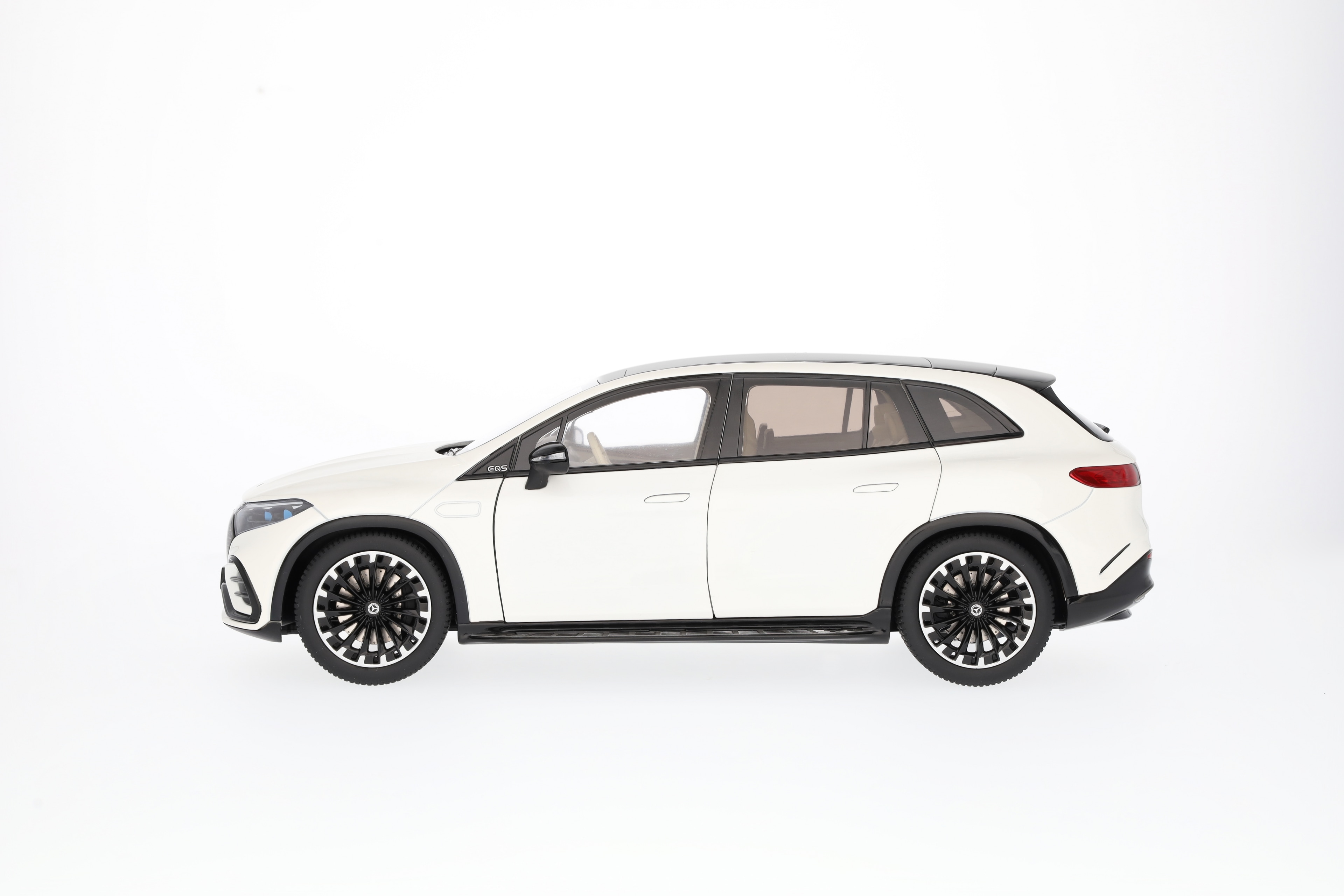 EQS SUV, AMG Line, X296 - G manufaktur diamantweiß bright, NZG, 1:18