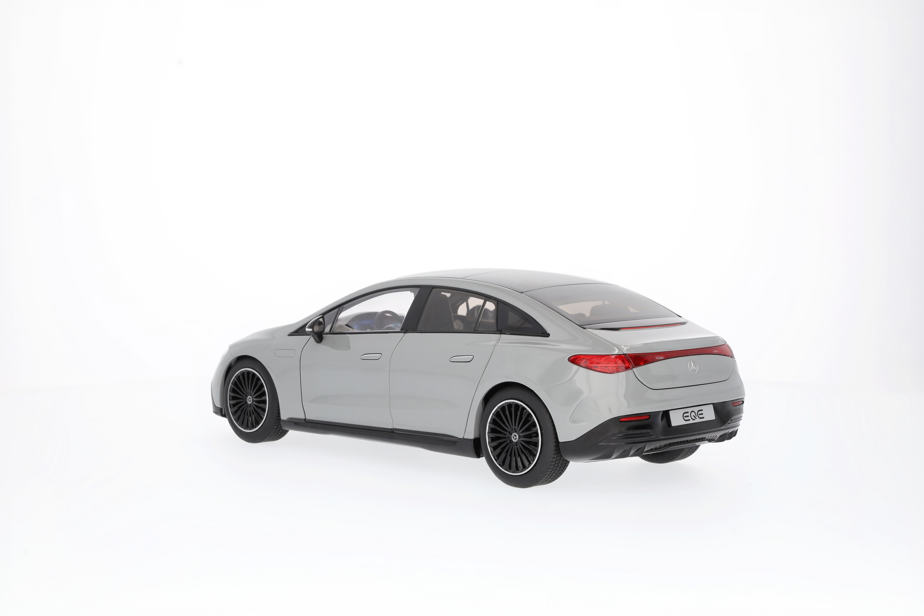 EQE, Limousine, AMG Line, V295 - MANUFAKTUR alpingrau uni, NZG, 1:18