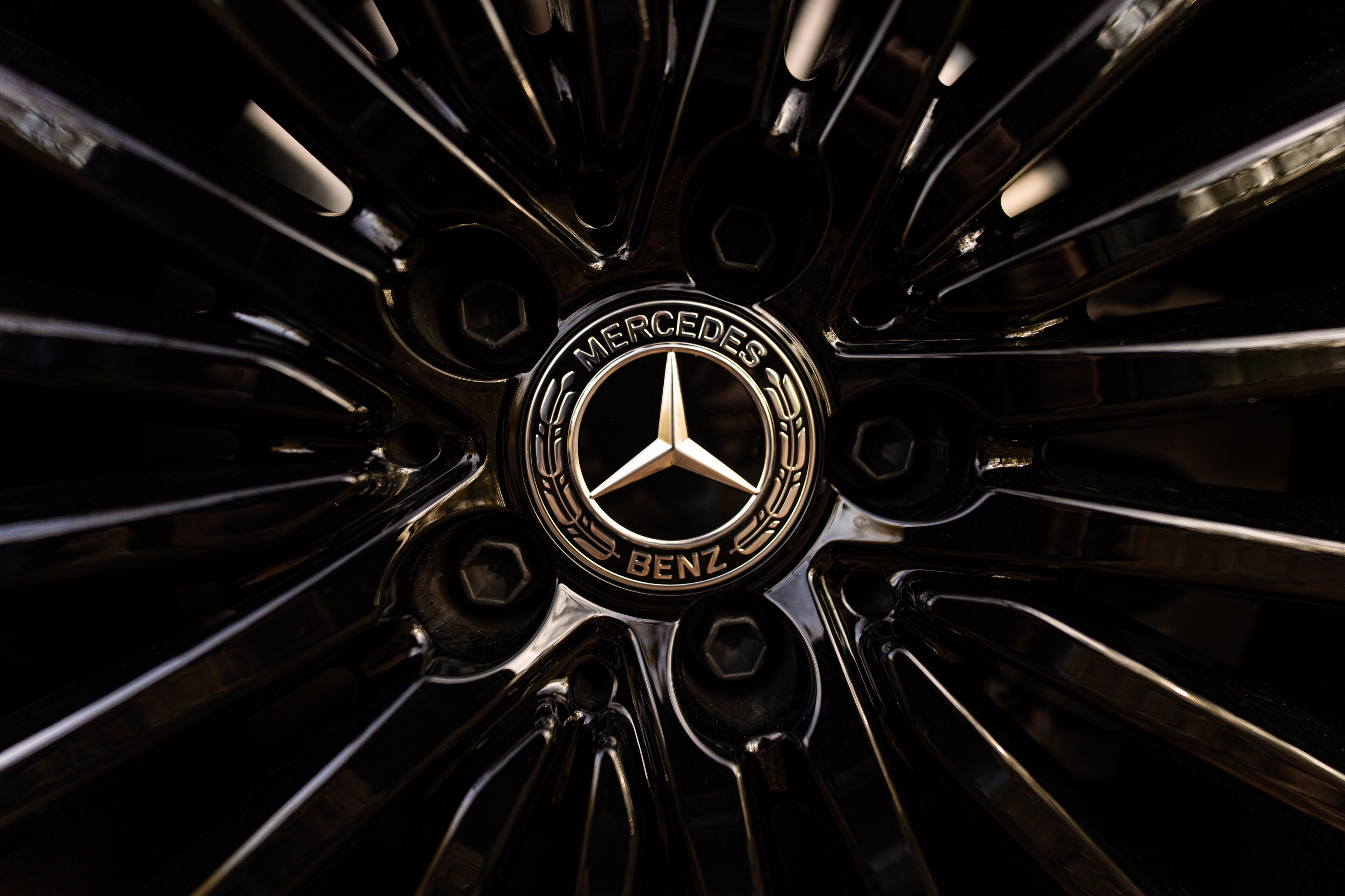 Osłona piasty koła, Gwiazda z wieńcem laurowym, Do otworu centrującego o średnicy 66,8 mm - czerń, tworzywo sztuczne