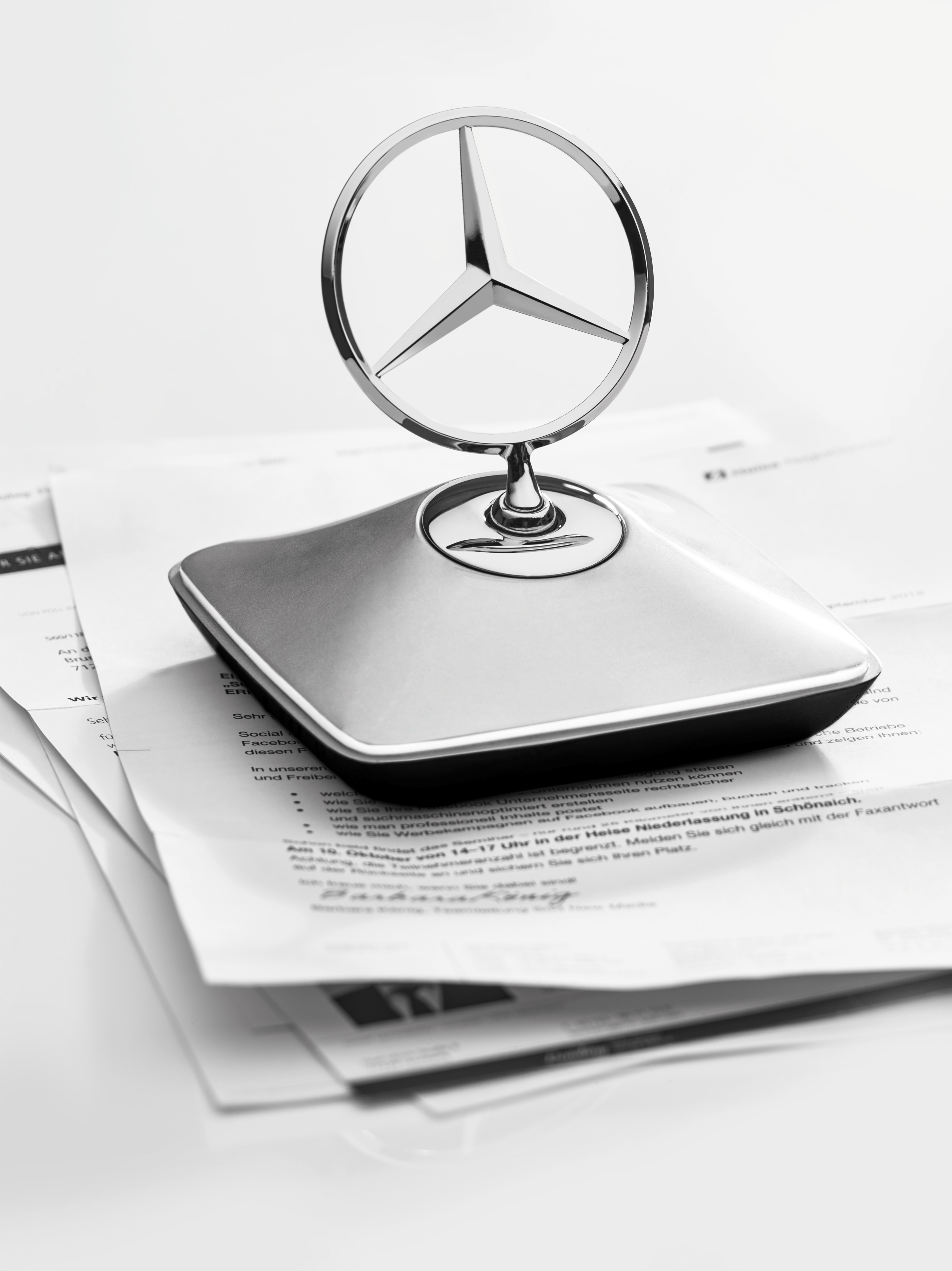 Briefbeschwerer - silberfarben / schwarz, Zinkdruckguss / Kunststoff