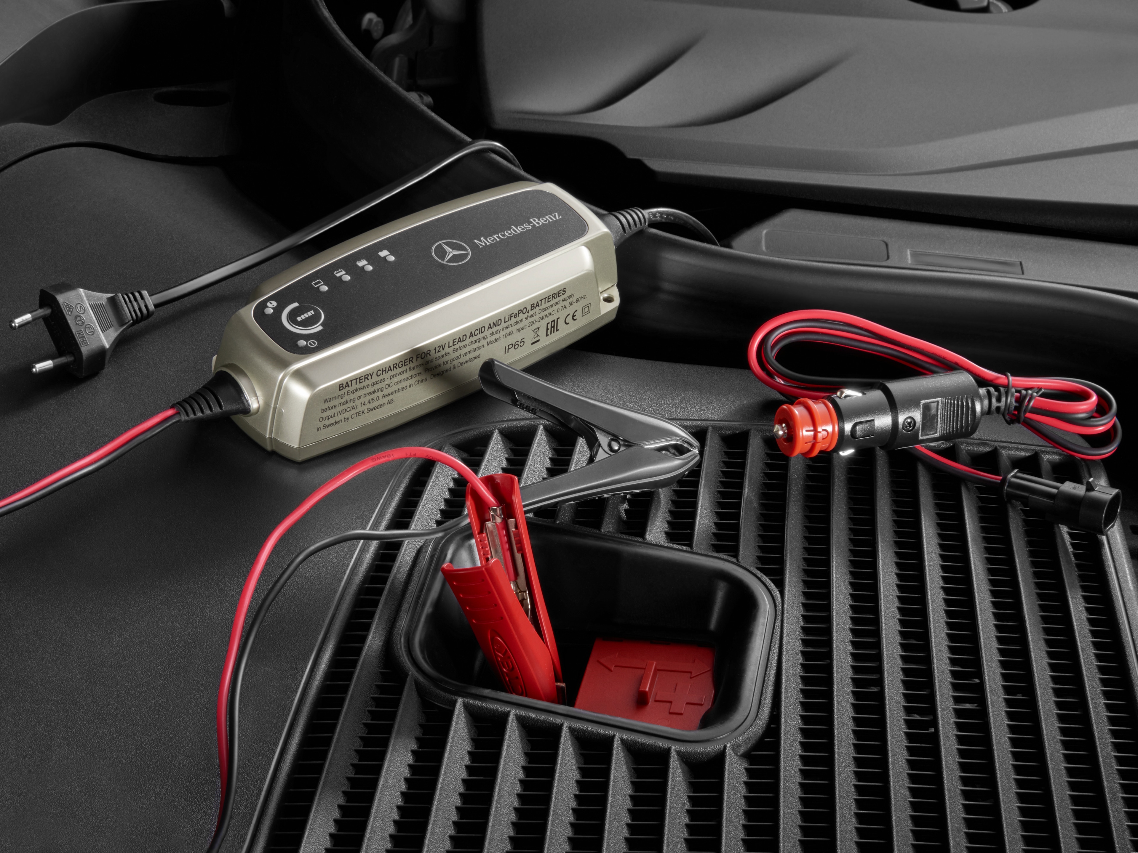 Prostownik z funkcją podtrzymywania naładowania, 5 A, do akumulatorów kwasowo-ołowiowych i litowych, ECE - kierownica z lewej/prawej strony