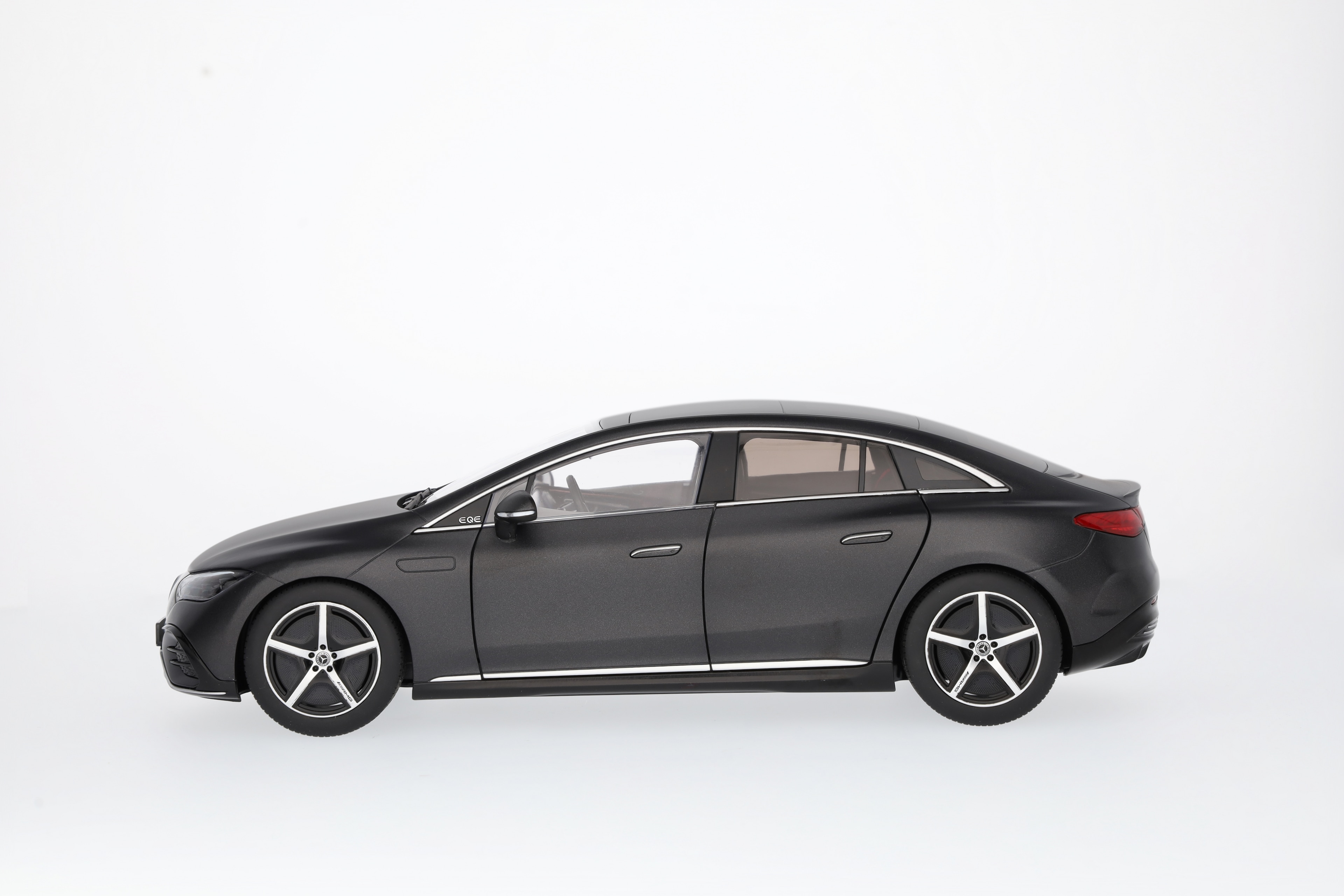 EQE, Limousine, AMG Line, V295 - MANUFAKTUR graphitgrau magno, NZG, 1:18