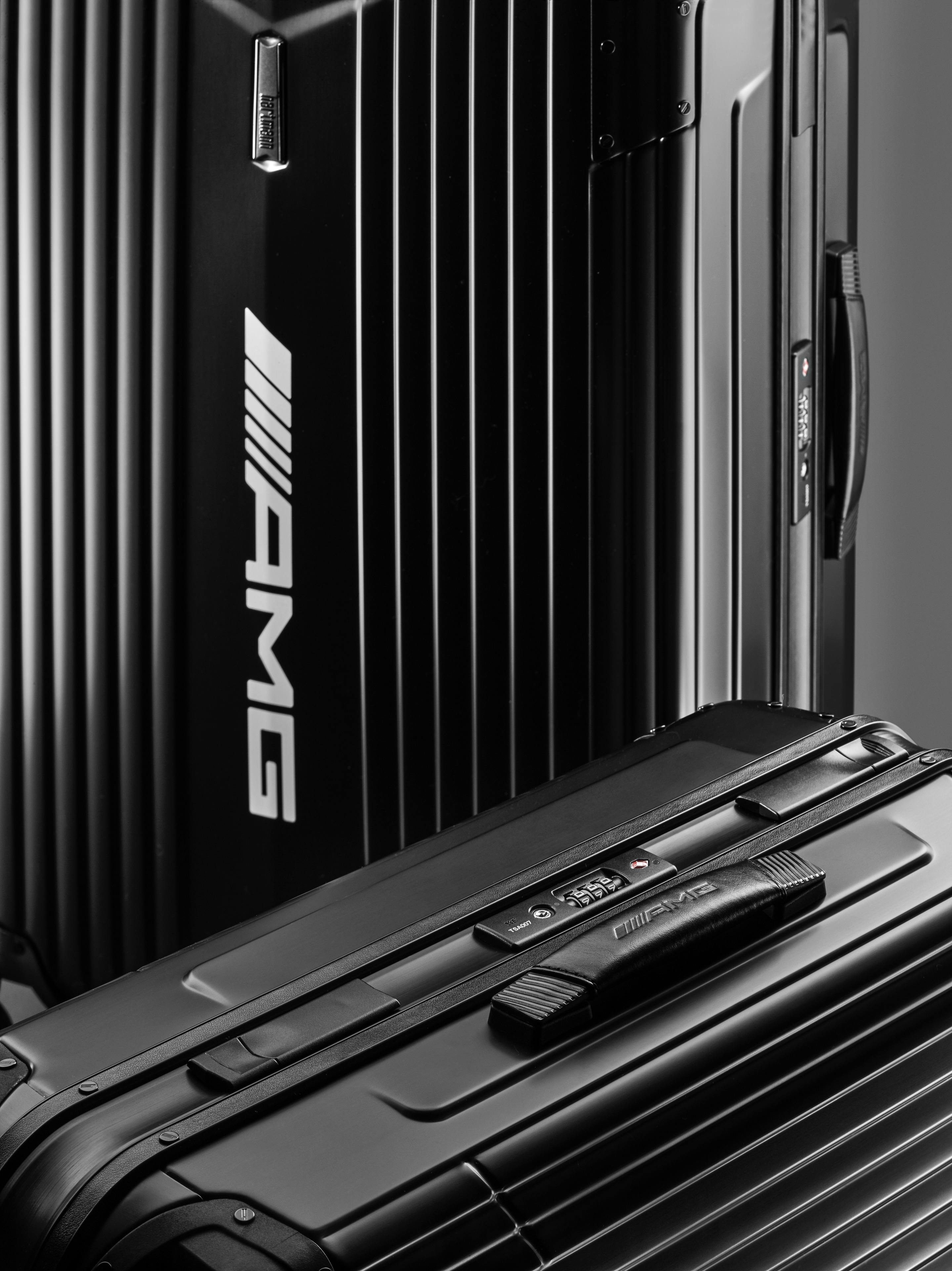 Walizka AMG, 7R Master, 70 cm - czerń, aluminium, Hartmann, 73 l