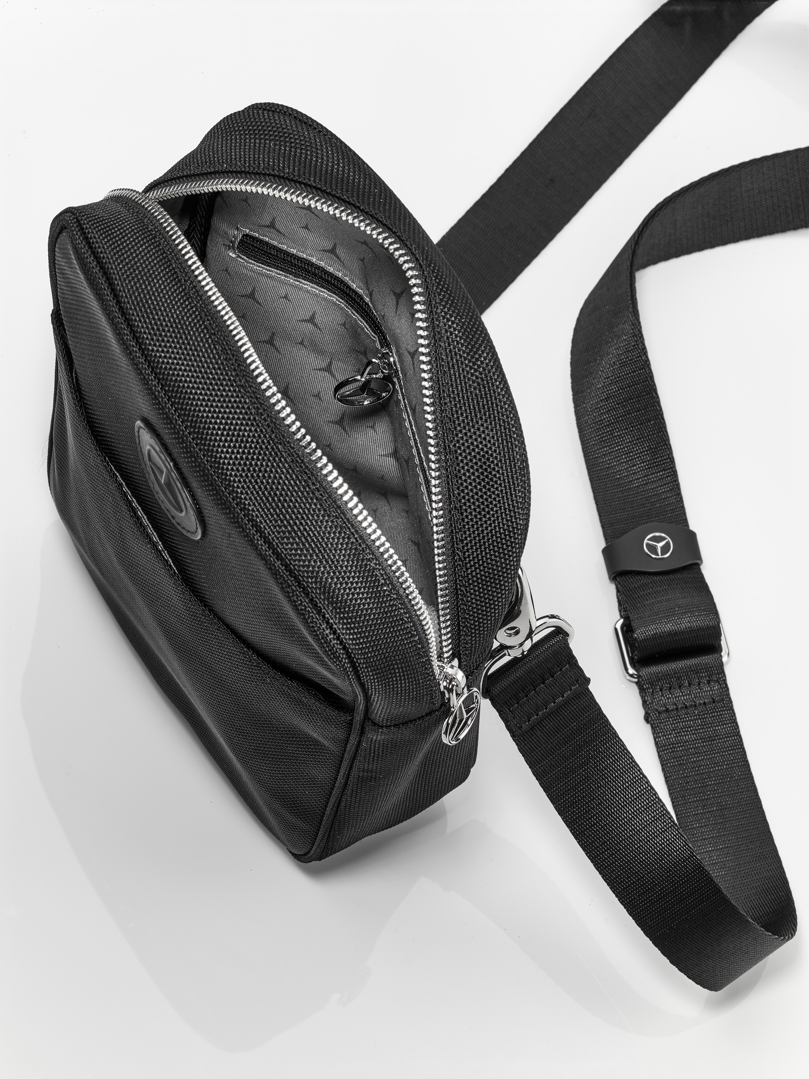 Torba na ramię - czerń, poliamid (z recyklingu) / poliester (z recyklingu)