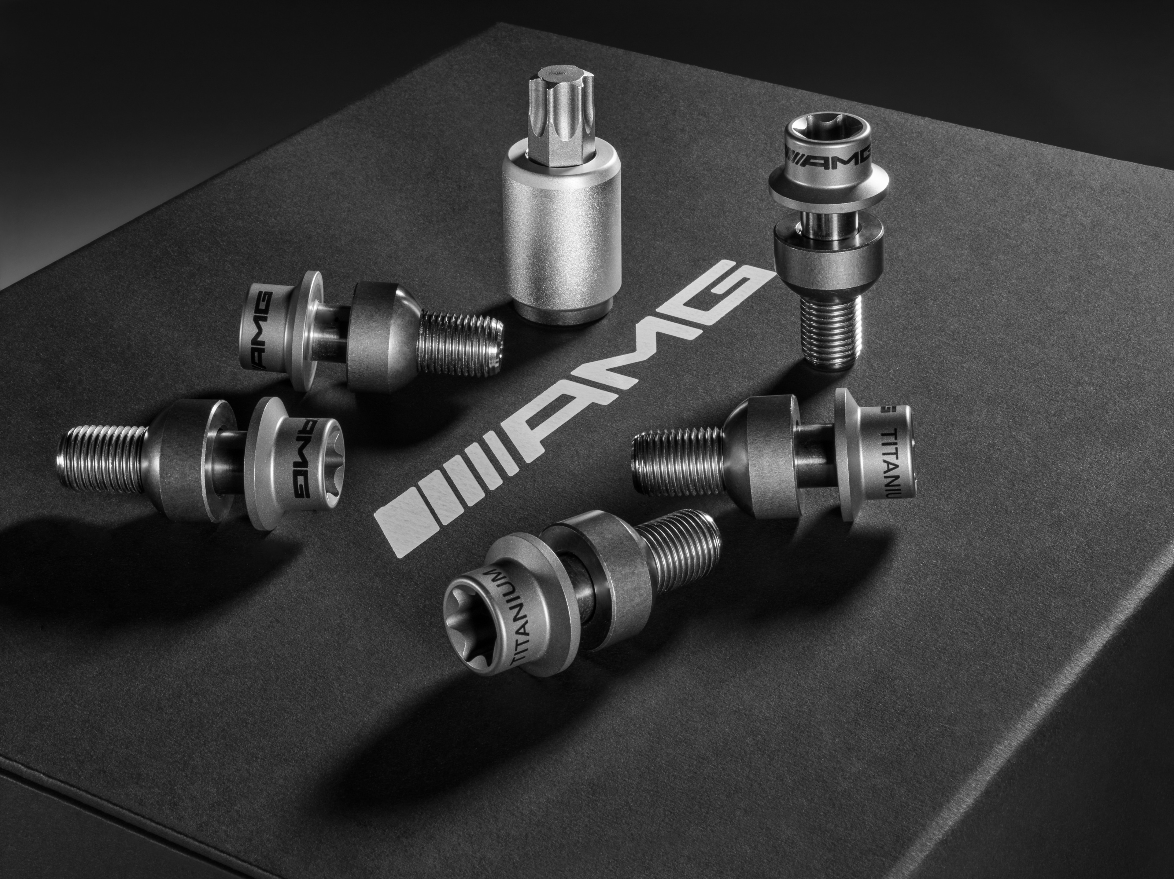 Trzpienie kół AMG, zoptymalizowana masa - szarość tytanu, tytan