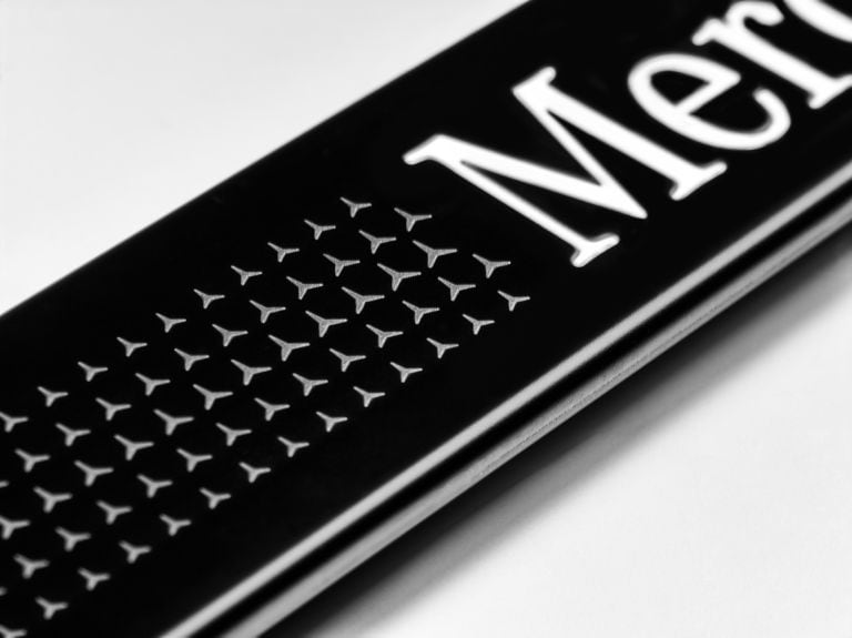 Wymienna nakładka na podświetlaną listwę progową, Mercedes-Benz, z przodu, 2-elementowy, ze znakiem Mercedes-Benz - stal nierdzewna, czerń / biały