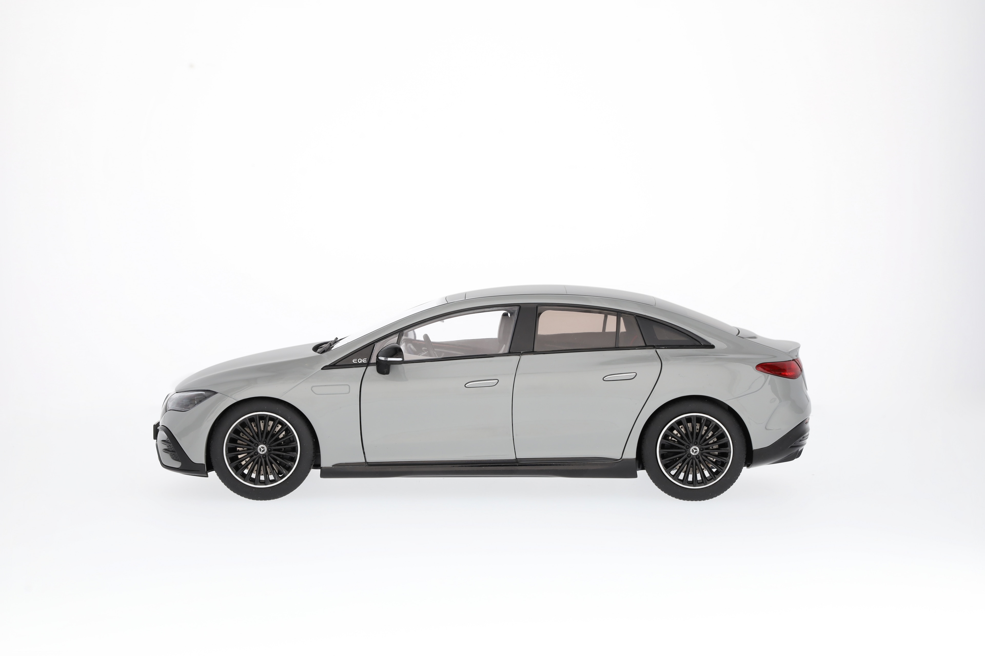 EQE, Limousine, AMG Line, V295 - MANUFAKTUR alpingrau uni, NZG, 1:18