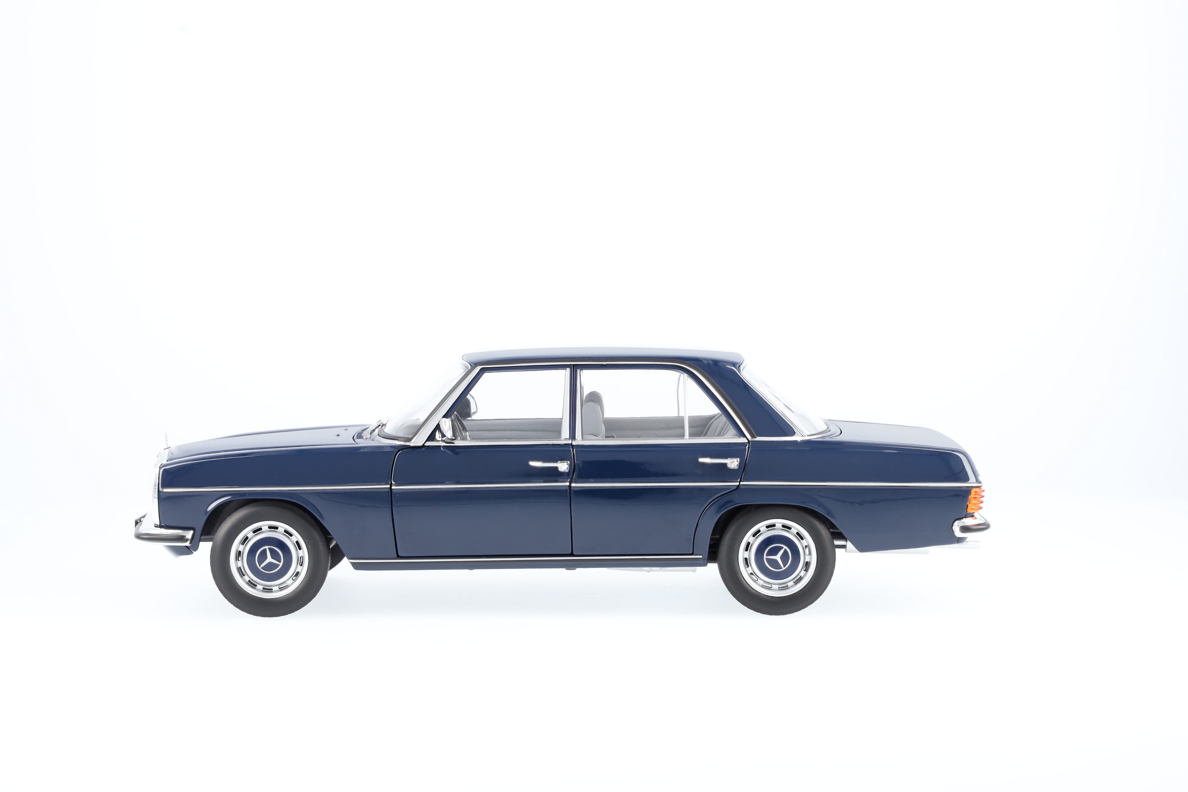 200 W 114/W 115 (1968-1973), Limousine - mitternachtsblau, Norev, 1:18