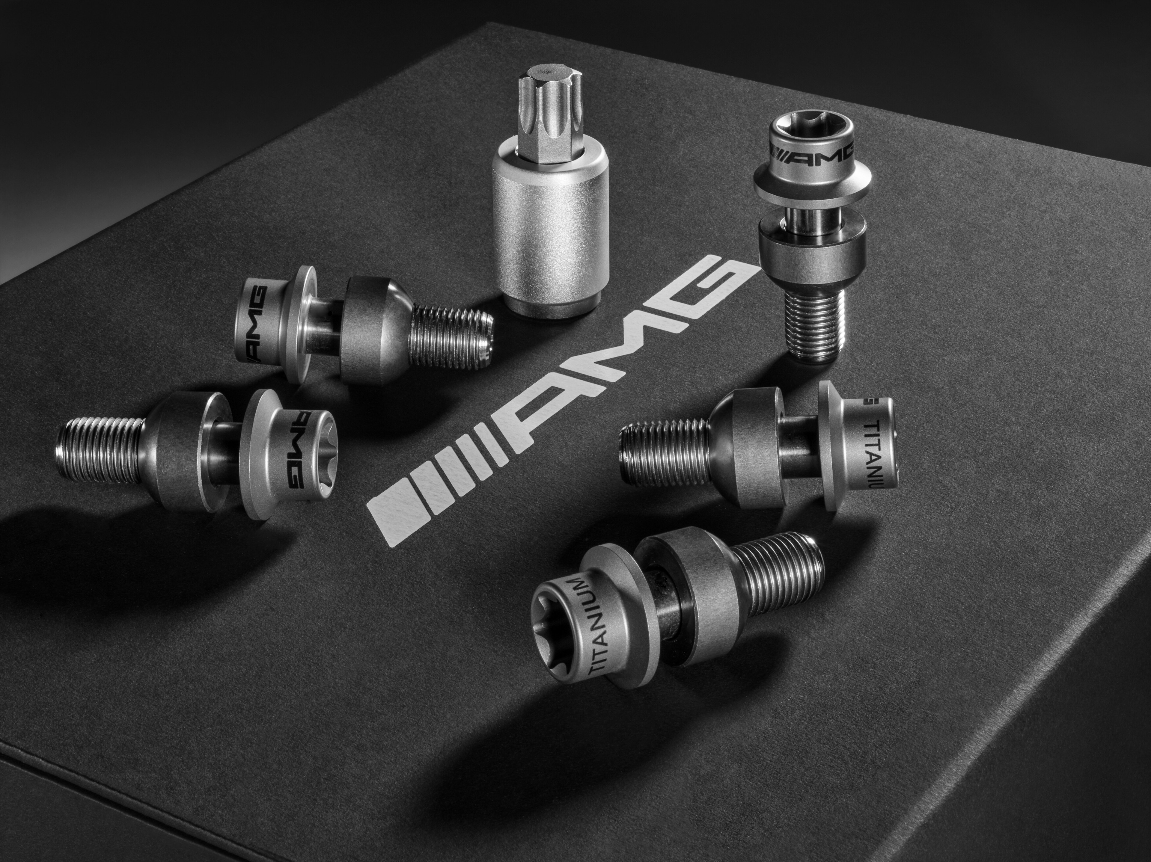 Trzpienie kół AMG, zoptymalizowana masa - szarość tytanu, tytan